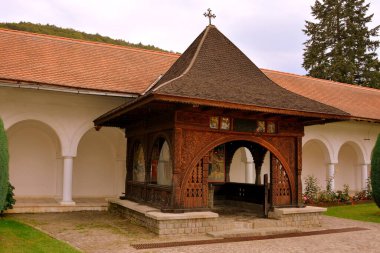 Transilvanya bölgesindeki Smbta de Sus, Braov County 'deki Romen Ortodoks manastırı Sambata Manastırı. Meryem Ana 'nın yurduna ithaf edilmiştir.