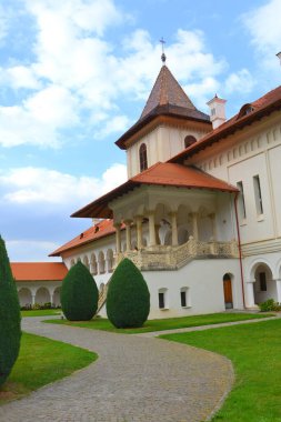 Transilvanya bölgesindeki Smbta de Sus, Braov County 'deki Romen Ortodoks manastırı Sambata Manastırı. Meryem Ana 'nın yurduna ithaf edilmiştir.