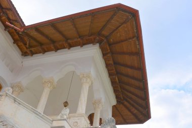 Transilvanya bölgesindeki Smbta de Sus, Braov County 'deki Romen Ortodoks manastırı Sambata Manastırı. Meryem Ana 'nın yurduna ithaf edilmiştir.