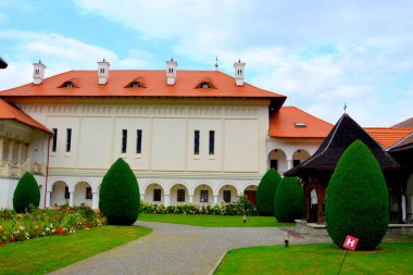Transilvanya bölgesindeki Smbta de Sus, Braov County 'deki Romen Ortodoks manastırı Sambata Manastırı. Meryem Ana 'nın yurduna ithaf edilmiştir.
