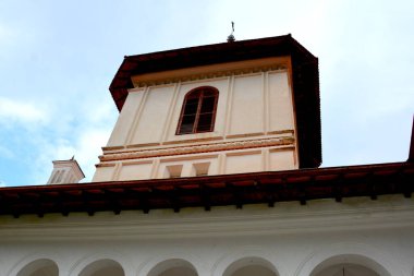 Transilvanya bölgesindeki Smbta de Sus, Braov County 'deki Romen Ortodoks manastırı Sambata Manastırı. Meryem Ana 'nın yurduna ithaf edilmiştir.