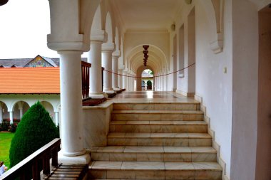 Transilvanya bölgesindeki Smbta de Sus, Braov County 'deki Romen Ortodoks manastırı Sambata Manastırı. Meryem Ana 'nın yurduna ithaf edilmiştir.