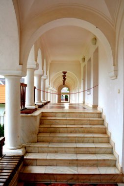 Transilvanya bölgesindeki Smbta de Sus, Braov County 'deki Romen Ortodoks manastırı Sambata Manastırı. Meryem Ana 'nın yurduna ithaf edilmiştir.
