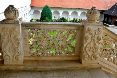 Transilvanya bölgesindeki Smbta de Sus, Braov County 'deki Romen Ortodoks manastırı Sambata Manastırı. Meryem Ana 'nın yurduna ithaf edilmiştir.