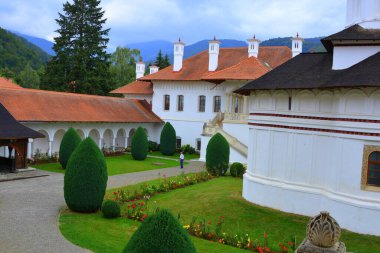 Transilvanya bölgesindeki Smbta de Sus, Braov County 'deki Romen Ortodoks manastırı Sambata Manastırı. Meryem Ana 'nın yurduna ithaf edilmiştir.