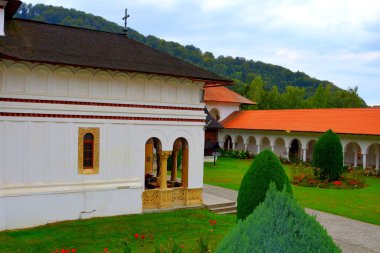 Transilvanya bölgesindeki Smbta de Sus, Braov County 'deki Romen Ortodoks manastırı Sambata Manastırı. Meryem Ana 'nın yurduna ithaf edilmiştir.