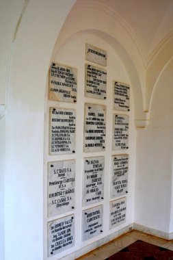 Transilvanya bölgesindeki Smbta de Sus, Braov County 'deki Romen Ortodoks manastırı Sambata Manastırı. Meryem Ana 'nın yurduna ithaf edilmiştir.