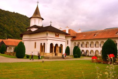 Transilvanya bölgesindeki Smbta de Sus, Braov County 'deki Romen Ortodoks manastırı Sambata Manastırı. Meryem Ana 'nın yurduna ithaf edilmiştir.