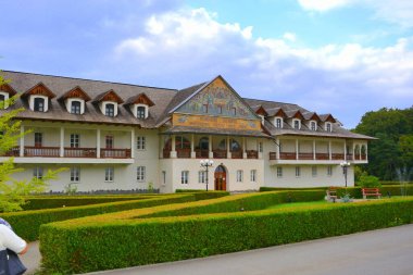 Transilvanya bölgesindeki Smbta de Sus, Braov County 'deki Romen Ortodoks manastırı Sambata Manastırı. Meryem Ana 'nın yurduna ithaf edilmiştir.