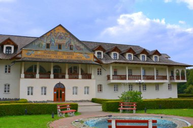 Transilvanya bölgesindeki Smbta de Sus, Braov County 'deki Romen Ortodoks manastırı Sambata Manastırı. Meryem Ana 'nın yurduna ithaf edilmiştir.