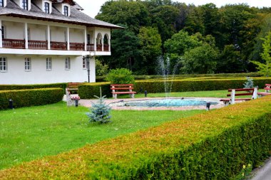 Transilvanya bölgesindeki Smbta de Sus, Braov County 'deki Romen Ortodoks manastırı Sambata Manastırı. Meryem Ana 'nın yurduna ithaf edilmiştir.