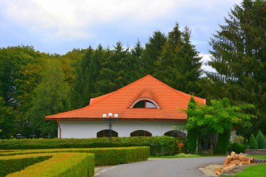 Transilvanya bölgesindeki Smbta de Sus, Braov County 'deki Romen Ortodoks manastırı Sambata Manastırı. Meryem Ana 'nın yurduna ithaf edilmiştir.