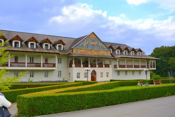 Transilvanya bölgesindeki Smbta de Sus, Braov County 'deki Romen Ortodoks manastırı Sambata Manastırı. Meryem Ana 'nın yurduna ithaf edilmiştir.