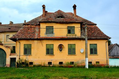 Ortaçağ Sakson kilisesi ve Netus, Transilvanya, Romanya 'daki tipik kırsal alan. Yerleşim yeri Sakson koloniciler tarafından 12. yüzyılın ortalarında kuruldu.
