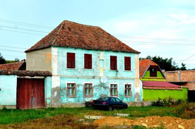Ortaçağ Sakson kilisesi ve Netus, Transilvanya, Romanya 'daki tipik kırsal alan. Yerleşim yeri Sakson koloniciler tarafından 12. yüzyılın ortalarında kuruldu.