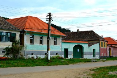 Romanya 'nın Transilvanya kentindeki Toarcla, Tartlau, Transilvanya köyündeki tipik kırsal alan ve köylü evleri. Yerleşim yeri Sakson koloniciler tarafından 12. yüzyılın ortalarında kuruldu.