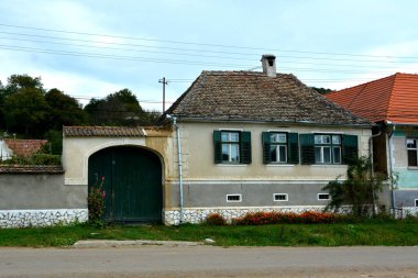 Romanya 'nın Transilvanya kentindeki Toarcla, Tartlau, Transilvanya köyündeki tipik kırsal alan ve köylü evleri. Yerleşim yeri Sakson koloniciler tarafından 12. yüzyılın ortalarında kuruldu.