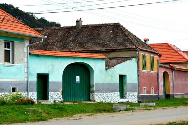 Romanya 'nın Transilvanya kentindeki Toarcla, Tartlau, Transilvanya köyündeki tipik kırsal alan ve köylü evleri. Yerleşim yeri Sakson koloniciler tarafından 12. yüzyılın ortalarında kuruldu.
