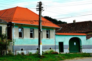 Romanya 'nın Transilvanya kentindeki Toarcla, Tartlau, Transilvanya köyündeki tipik kırsal alan ve köylü evleri. Yerleşim yeri Sakson koloniciler tarafından 12. yüzyılın ortalarında kuruldu.
