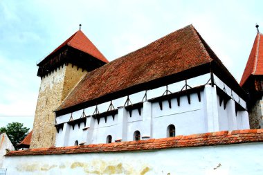 Romanya 'nın Transilvanya kentindeki Stejaris köyündeki güçlendirilmiş ortaçağ sakson evanjelik kilisesi. Yerleşim yeri Sakson koloniciler tarafından 12. yüzyılın ortalarında kuruldu.