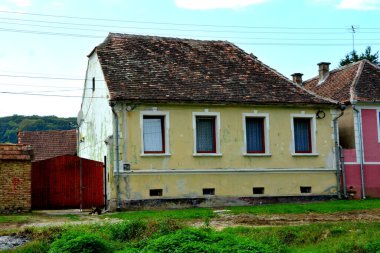 Romanya 'nın Transilvanya kentindeki Toarcla, Tartlau, Transilvanya köyündeki tipik kırsal alan ve köylü evleri. Yerleşim yeri Sakson koloniciler tarafından 12. yüzyılın ortalarında kuruldu.
