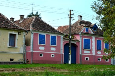 Romanya 'nın Transilvanya kentindeki Toarcla, Tartlau, Transilvanya köyündeki tipik kırsal alan ve köylü evleri. Yerleşim yeri Sakson koloniciler tarafından 12. yüzyılın ortalarında kuruldu.