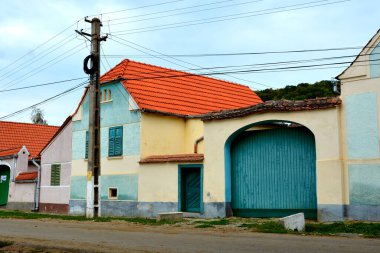 Romanya 'nın Transilvanya kentindeki Toarcla, Tartlau, Transilvanya köyündeki tipik kırsal alan ve köylü evleri. Yerleşim yeri Sakson koloniciler tarafından 12. yüzyılın ortalarında kuruldu.