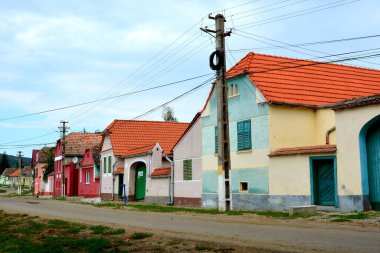 Romanya 'nın Transilvanya kentindeki Toarcla, Tartlau, Transilvanya köyündeki tipik kırsal alan ve köylü evleri. Yerleşim yeri Sakson koloniciler tarafından 12. yüzyılın ortalarında kuruldu.