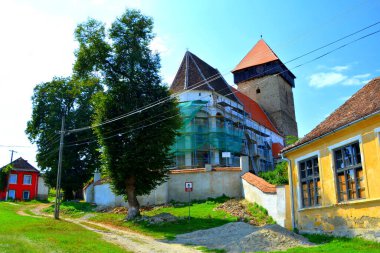 Romanya 'nın Transilvanya kentindeki Stejaris köyündeki güçlendirilmiş ortaçağ sakson evanjelik kilisesi. Yerleşim yeri Sakson koloniciler tarafından 12. yüzyılın ortalarında kuruldu.