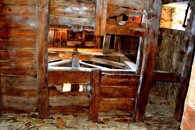 Romanya 'nın Transilvanya kentindeki Ruja köyündeki Ortaçağ Sakson Evanjelik Kilisesi. Yerleşim yeri Sakson koloniciler tarafından 12. yüzyılın ortalarında kuruldu.