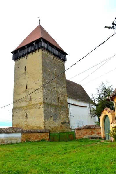 Ενισχυμένη Μεσαιωνική Εκκλησία Σαξών Και Τυπικό Αγροτικό Τοπίο Στο Χωριό — Φωτογραφία Αρχείου