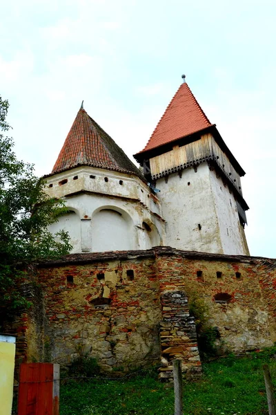 ルーマニアのトランシルヴァニアにある村Iacobeniで中世のサクソン伝道教会を建てました この開拓地は12世紀半ばにサクソン人開拓者によって設立された — ストック写真