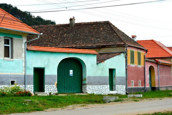 Romanya 'nın Transilvanya kentindeki Toarcla, Tartlau, Transilvanya köyündeki tipik kırsal alan ve köylü evleri. Yerleşim yeri Sakson koloniciler tarafından 12. yüzyılın ortalarında kuruldu.