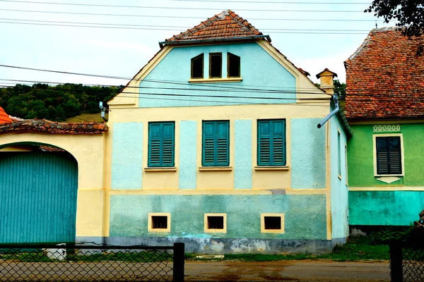 Romanya 'nın Transilvanya kentindeki Toarcla, Tartlau, Transilvanya köyündeki tipik kırsal alan ve köylü evleri. Yerleşim yeri Sakson koloniciler tarafından 12. yüzyılın ortalarında kuruldu.