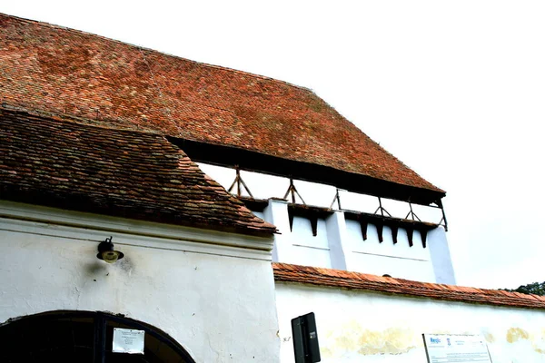 ルーマニアのトランシルヴァニア州のStejaris村に中世のサクソン伝道教会を建てました この開拓地は12世紀半ばにサクソン人開拓者によって設立された — ストック写真