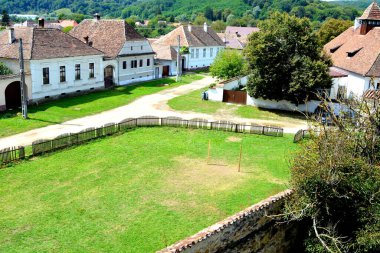Cincsor, Kleinschenk, Transilvanya, Romanya 'daki tipik kırsal alan ve köylü evleri. Yerleşim yeri Sakson koloniciler tarafından 12. yüzyılın ortalarında kuruldu.