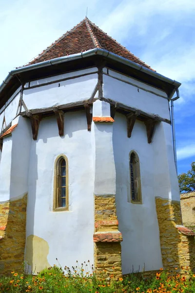ルーマニアのトランシルヴァニア州クリエンシュンクのシンコー村に中世のサクソン教会を建てました この開拓地は12世紀半ばにサクソン人開拓者によって設立された — ストック写真