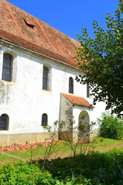 村のグロスシェンク シンク トランシルヴァニア ルーマニアで中世のサクソン伝道教会を形成しました この開拓地は12世紀半ばにサクソン人開拓者によって設立された — ストック写真