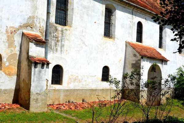 村のグロスシェンク シンク トランシルヴァニア ルーマニアで中世のサクソン伝道教会を形成しました この開拓地は12世紀半ばにサクソン人開拓者によって設立された — ストック写真