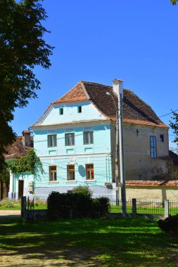 Romanya 'nın Transilvanya kentindeki Cincu, Grossschenk, Grossschenk köyündeki tipik kırsal alan ve köylü evleri. Yerleşim yeri Sakson koloniciler tarafından 12. yüzyılın ortalarında kuruldu.