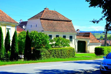 Romanya 'nın Transilvanya kentindeki Dealul Frumos, Schoenberg, Transilvanya köyündeki tipik kırsal alan ve köylü evleri. Yerleşim yeri Sakson koloniciler tarafından 12. yüzyılın ortalarında kuruldu.