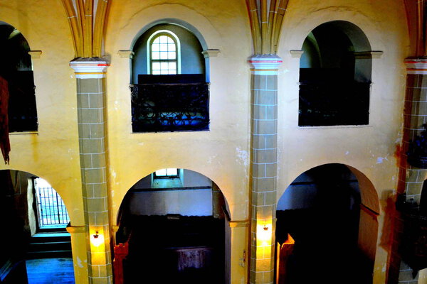 Крепость средневековой саксонской евангельской церкви в деревне Синку, Гроссшенк, Трансильвания, Румыния. Поселение было основано саксонскими колонистами в середине XII века.