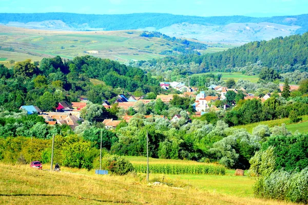 Τυπικό Αγροτικό Τοπίο Στις Πεδιάδες Της Τρανσυλβανίας Ρουμανία Πράσινο Τοπίο — Φωτογραφία Αρχείου