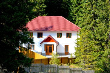Bucegi Massif, Carpathian Bend Dağları, Transilvanya, Romanya 'daki Pestera Manastırı. Büyük bir yapısal ve morfolojik karmaşıklığa sahip olan Bucegi Massif doğal bir kale olarak görünüyor..