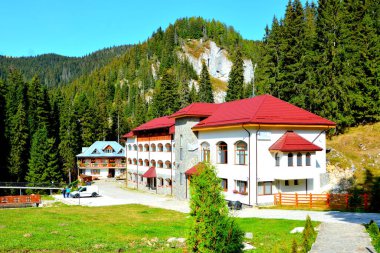 Bucegi Massif, Carpathian Bend Dağları, Transilvanya, Romanya 'daki Pestera Manastırı. Büyük bir yapısal ve morfolojik karmaşıklığa sahip olan Bucegi Massif doğal bir kale olarak görünüyor..