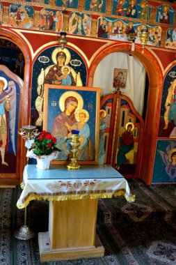 Bucegi Massif, Carpathian Bend Dağları, Transilvanya, Romanya 'daki Ortodoks İkonları. Büyük yapısal ve morfolojik karmaşıklığa sahip Bucegi Massif doğal bir kale olarak ortaya çıkıyor..