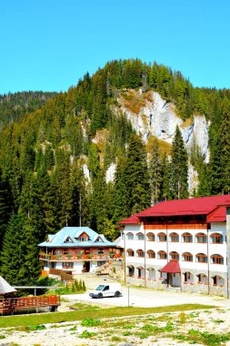 Bucegi Massif Manastırı, Carpathian Bend Dağları, Transilvanya, Romanya. Büyük yapısal ve morfolojik karmaşıklığa sahip olan Bucegi Massif doğal bir kale olarak gözükür..