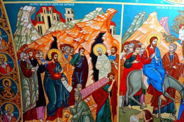 Bucegi Massif, Carpathian Bend Dağları, Transilvanya, Romanya 'daki Pestera Kilisesi' ndeki Ortodoks İkonları. Büyük yapısal ve morfolojik karmaşıklığa sahip Bucegi Massif doğal bir kale olarak ortaya çıkıyor..