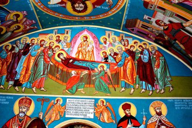 Bucegi Massif, Carpathian Bend Dağları, Transilvanya, Romanya 'daki Pestera Kilisesi' ndeki Ortodoks İkonları. Büyük yapısal ve morfolojik karmaşıklığa sahip Bucegi Massif doğal bir kale olarak görülüyor..