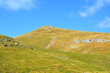 Bucegi Massif, Carpathian Bend Dağları, Transilvanya, Romanya 'da. Büyük bir yapısal ve morfolojik karmaşıklığa sahip olan Bucegi Massif doğal bir kale olarak görünüyor..